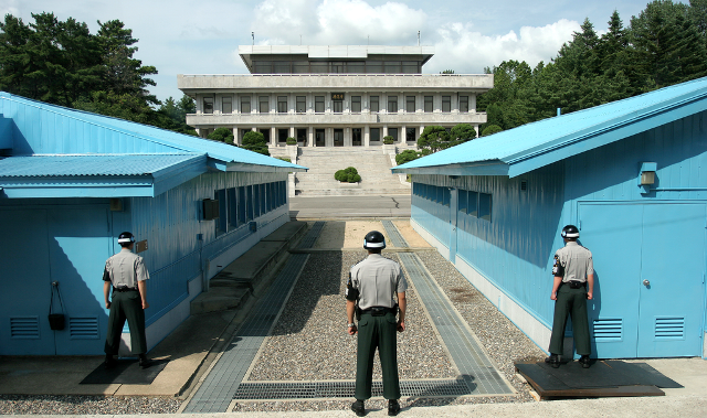 A két Korea megkezdte a fegyverek kivonását a Panmindzsont körülvevő közös biztonsági zónából