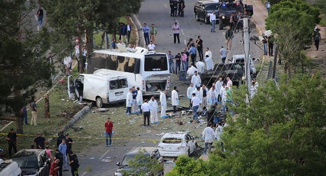 Kisteherautóba rejtett pokolgép robbant Délkelet-Törökországban, halottak