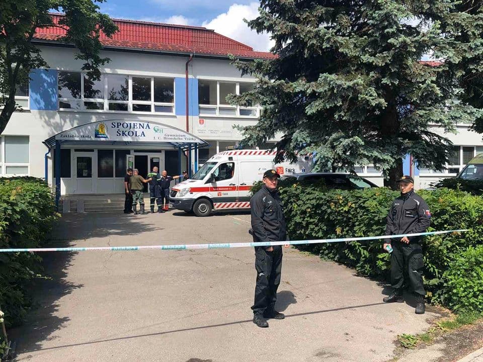 Késes támadás a vrútky-i alapiskolában: meghalt az igazgatóhelyettes, a támadót lelőtték!