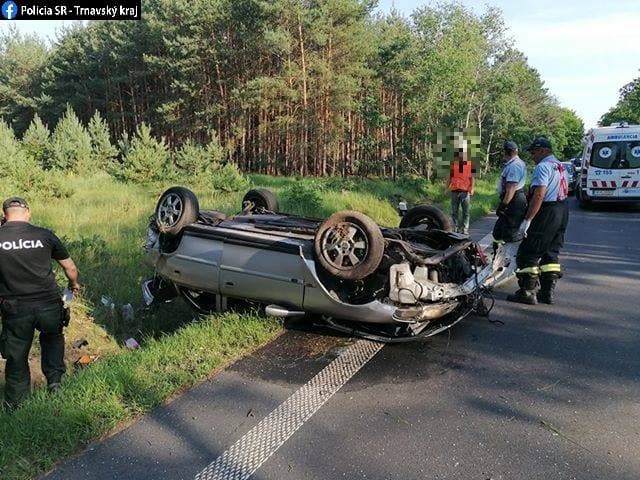 BALESET: Halom roncs maradt az Opelből, szolgálaton kívüli rendőr igyekezett a fiatal sofőr segítségére (FOTÓK)