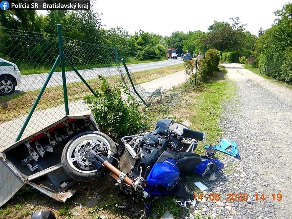 BORZALOM: Kerítésnek csapódott a motoros, a helyszínen belehalt sérüléseibe