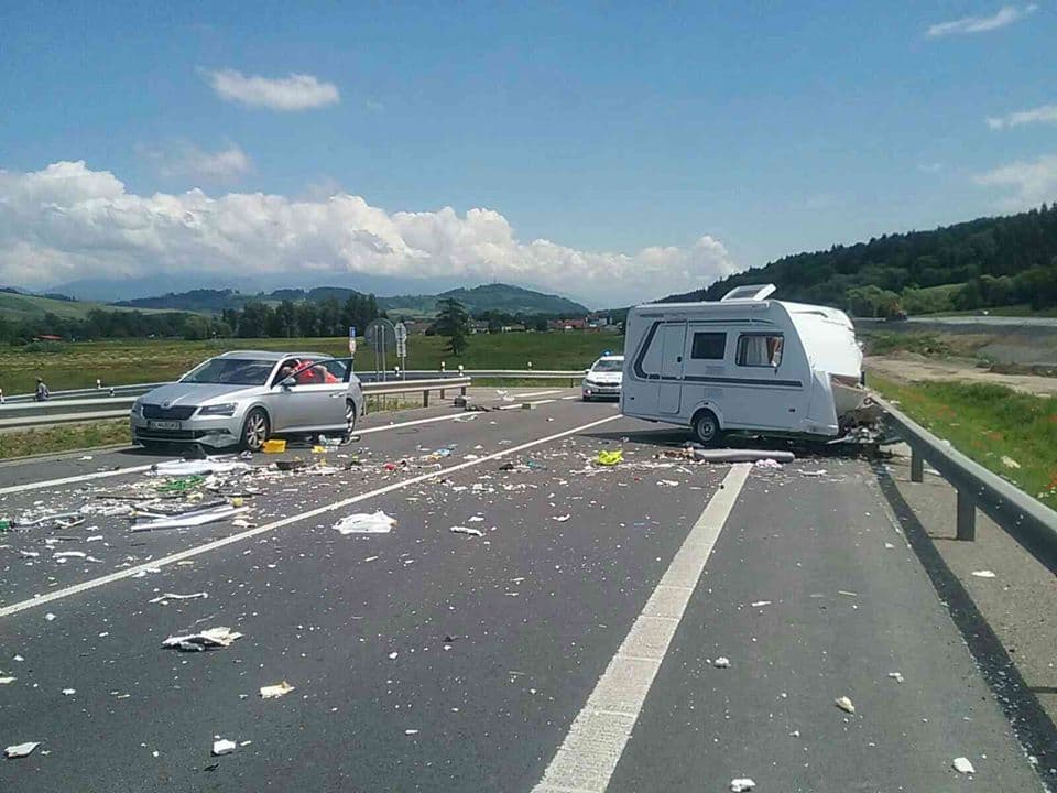 BALESET: Lakókocsis furgon karambolozott, egy személy életét vesztette