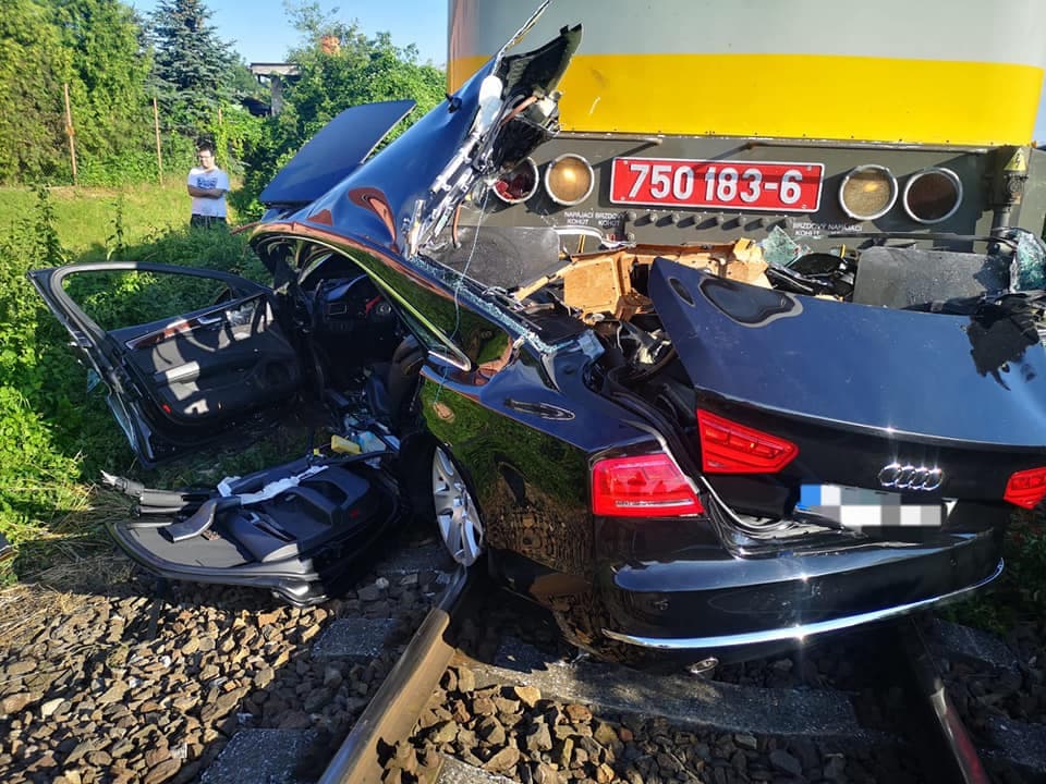 Durva baleset: vonattal ütközött egy Audi, a kocsi teljesen összeroncsolódott (FOTÓK)
