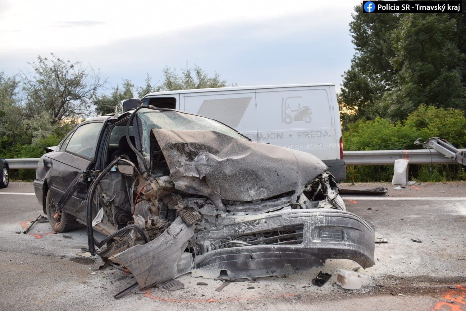 HALÁLOS BALESET: Megcsúszott és egy félreállított utánfutónak csapódott frontálisan a fiatal sofőr
