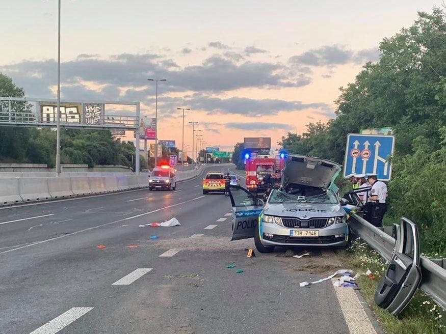 Három autónak ütközött az ittas és kábítószeres sofőrnő, meghalt egy 32 éves rendőr Csehországban