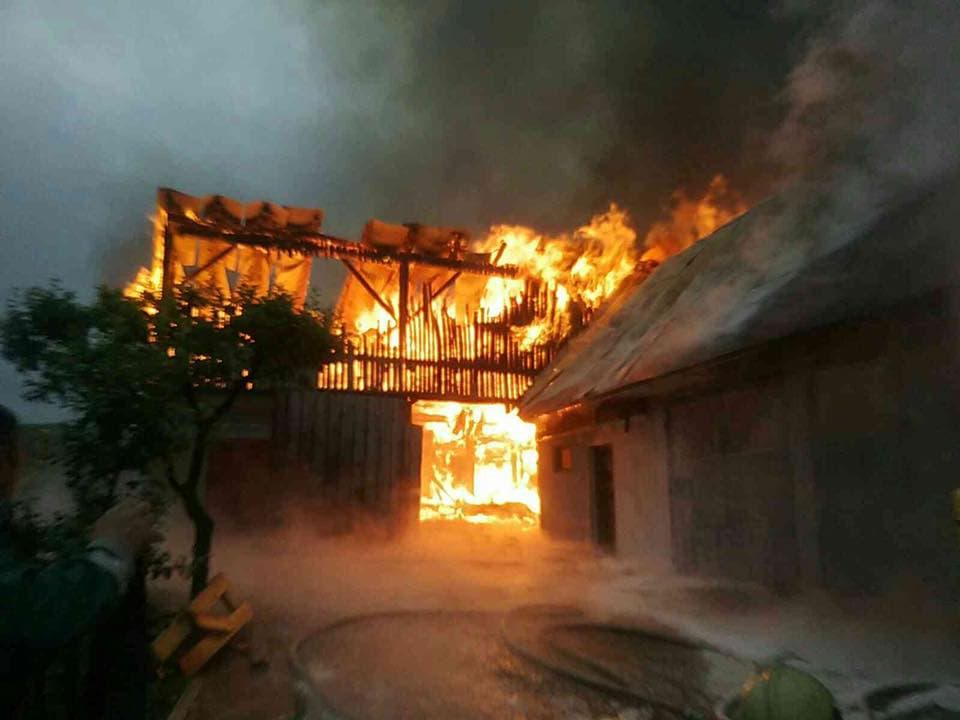 Kigyulladt két mezőgazdasági épület, 40 tűzoltó küzdött a lángokkal