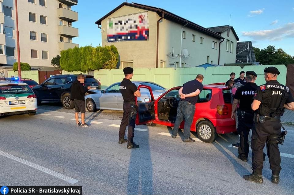 Autós üldözés: felelőtlen hibával vonta magára a rendőrök figyelmét a fiatal autós