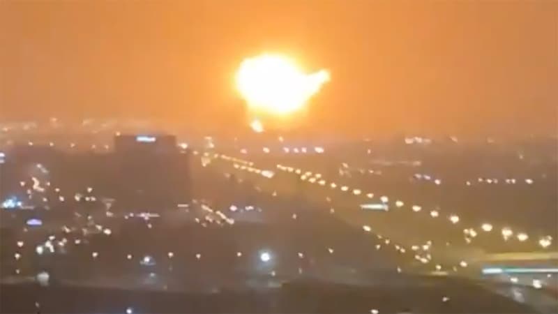 Nagy erejű robbanás történt, és tűz ütött ki egy horgonyzó konténerhajón Dubaj kikötőjében (VIDEÓ)