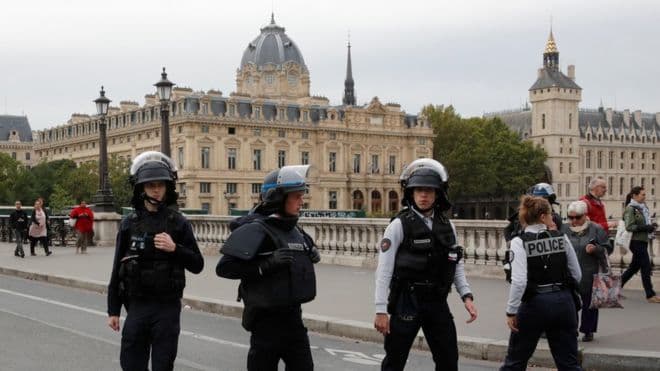 Késsel támadt rendőrökre egy férfi Párizsban, négy rendőrt megölt!
