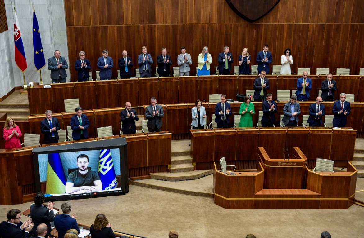 Zelenszkij a pozsonyi parlamentnek: Értem, hogy Szlovákia nem válhat meg azonnal az orosz kőolajtól