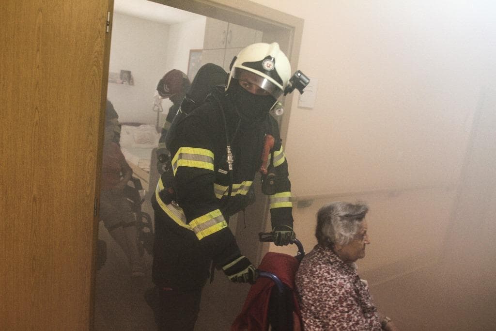 Taktikai gyakorlatot tartottak, időseket mentettek a tűzoltók Somorján (FOTÓK)