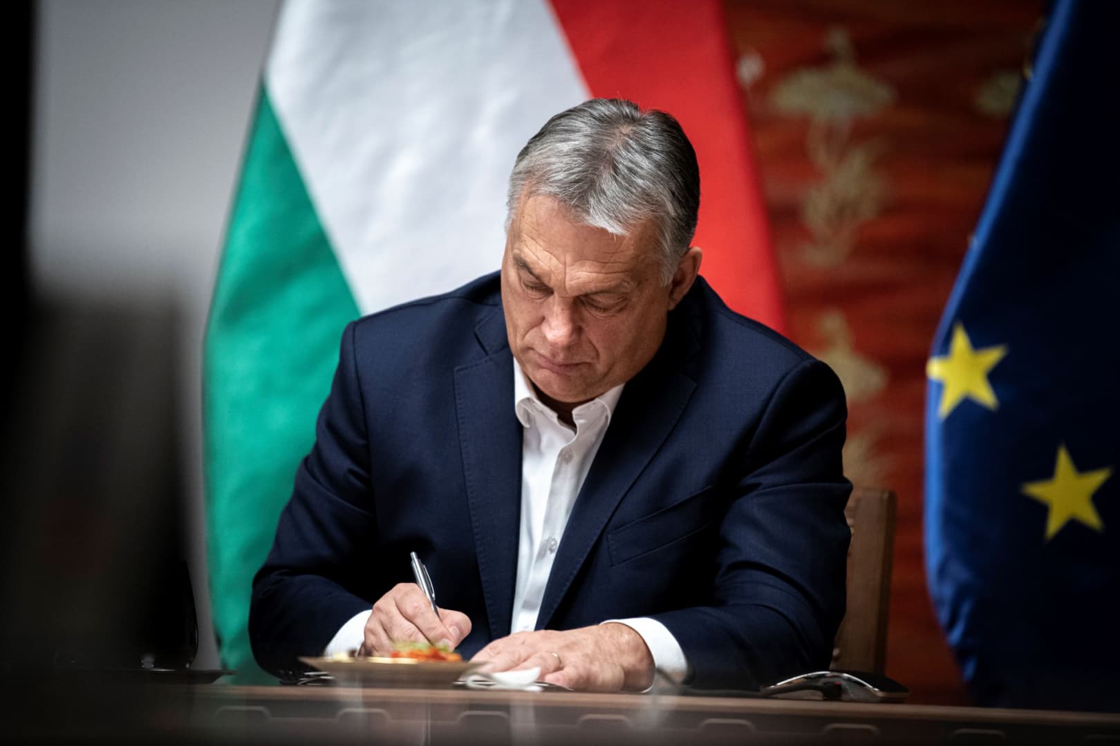 Nálunk egyelőre nem vesz földet Orbán, de hogyan megy ez Erdélyben és Vajdaságban?