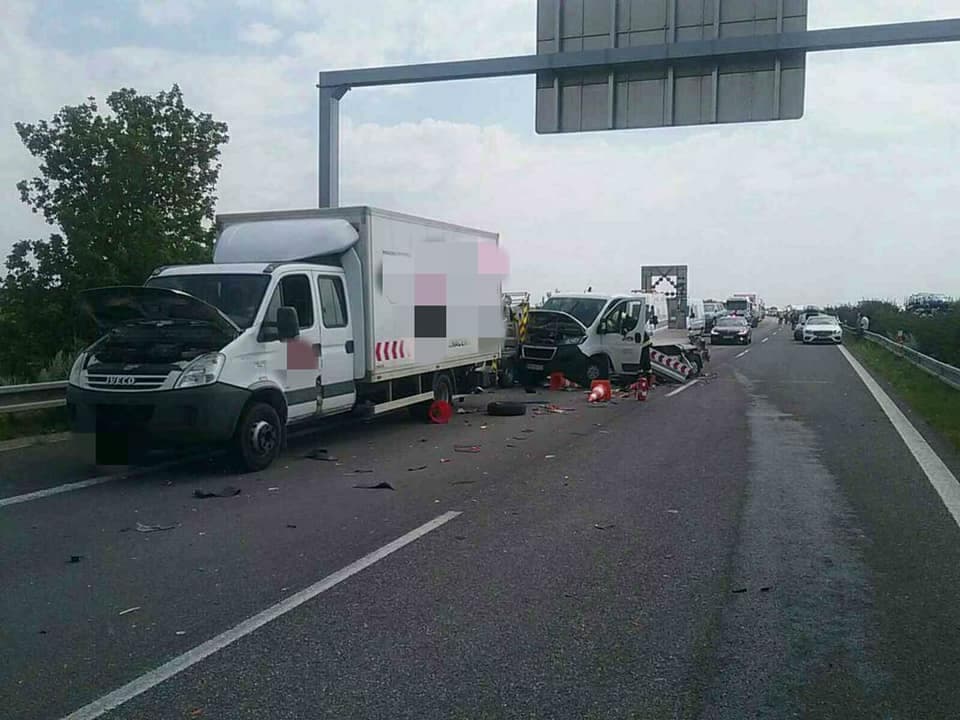 Tragikus baleset: Kamion és két tehergépjármű ütközött, életét vesztette egy munkás