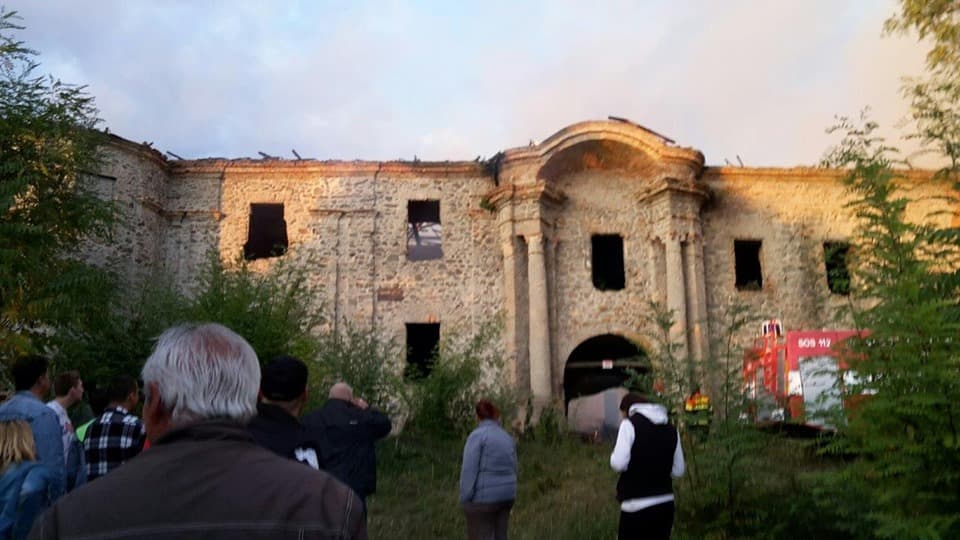 Leégett az osgyáni kastély egész tetőszerkezete, 300 ezer eurós az anyagi kár!