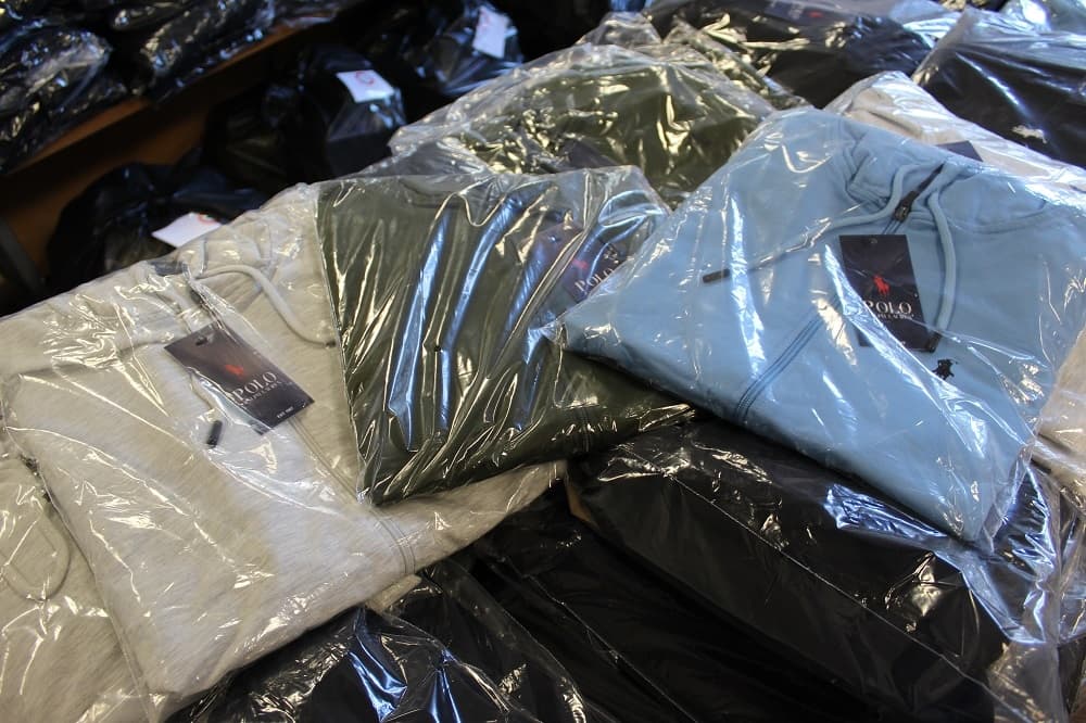 Ezek már nem kerülnek a fa alá – egy csomó hamis ruhát foglaltak le a vámosok a szlovák-magyar határon (FOTÓK, VIDEÓ)