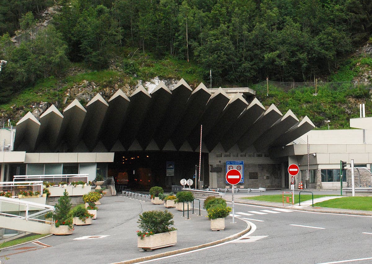 Robbanóanyagot találtak egy kisteherautóban a Mont Blanc-alagút közelében