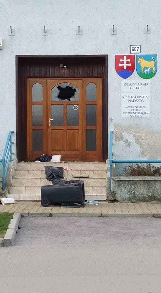 Megrongálták a nádszegi községi hivatal bejáratát
