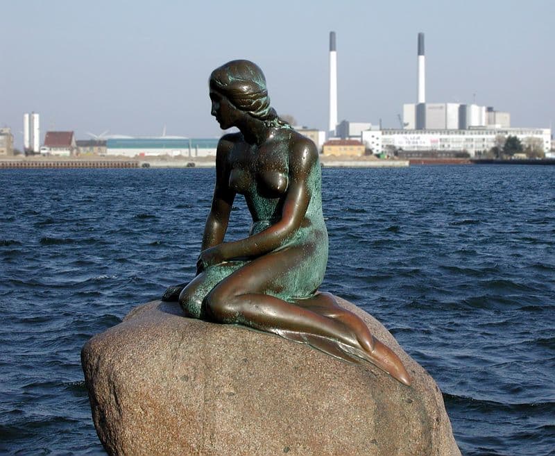 Leöntötték festékkel a koppenhágai Kis hableány szobrot – így tiltakoznak a delfinvadászat ellen