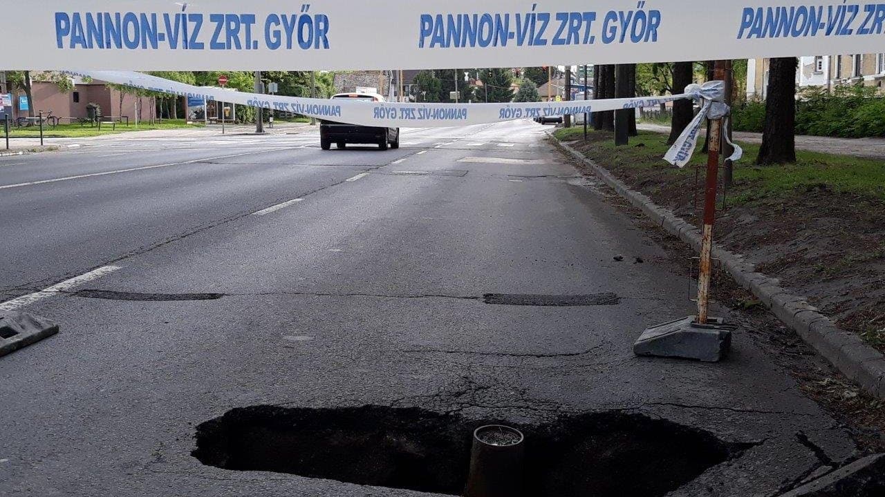 Beszakadt az út Győrben