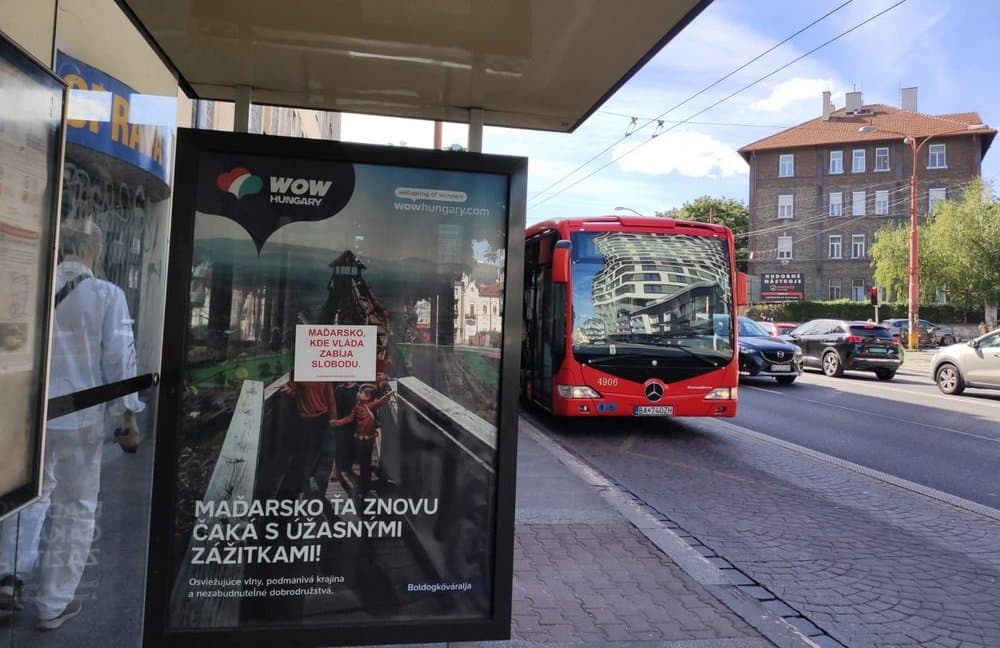Magyar turisztikai hirdetéseken hívják fel a figyelmet pozsonyi aktivisták az elnyomó Orbán-rezsimre!