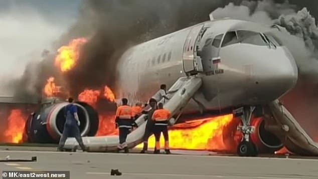 Kimenekült a lángoló repülőgépből a másodpilóta, majd megdöbbentő dolgot tett (videó)