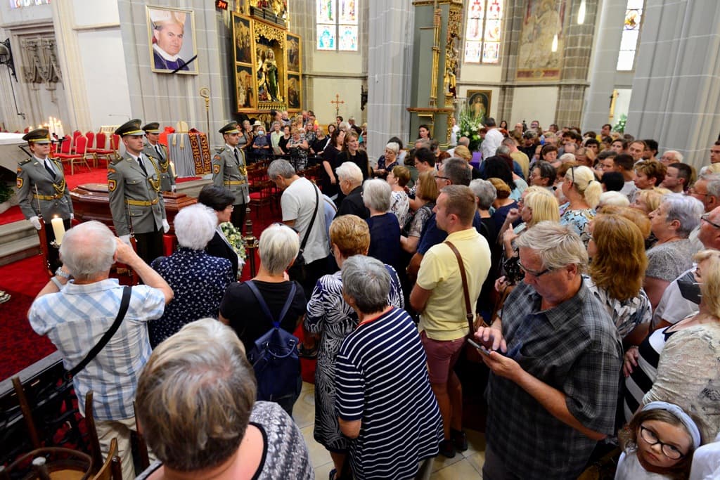 Több ezren teszik tiszteletüket az elhunyt szlovák bíboros földi maradványai előtt (FOTÓK)