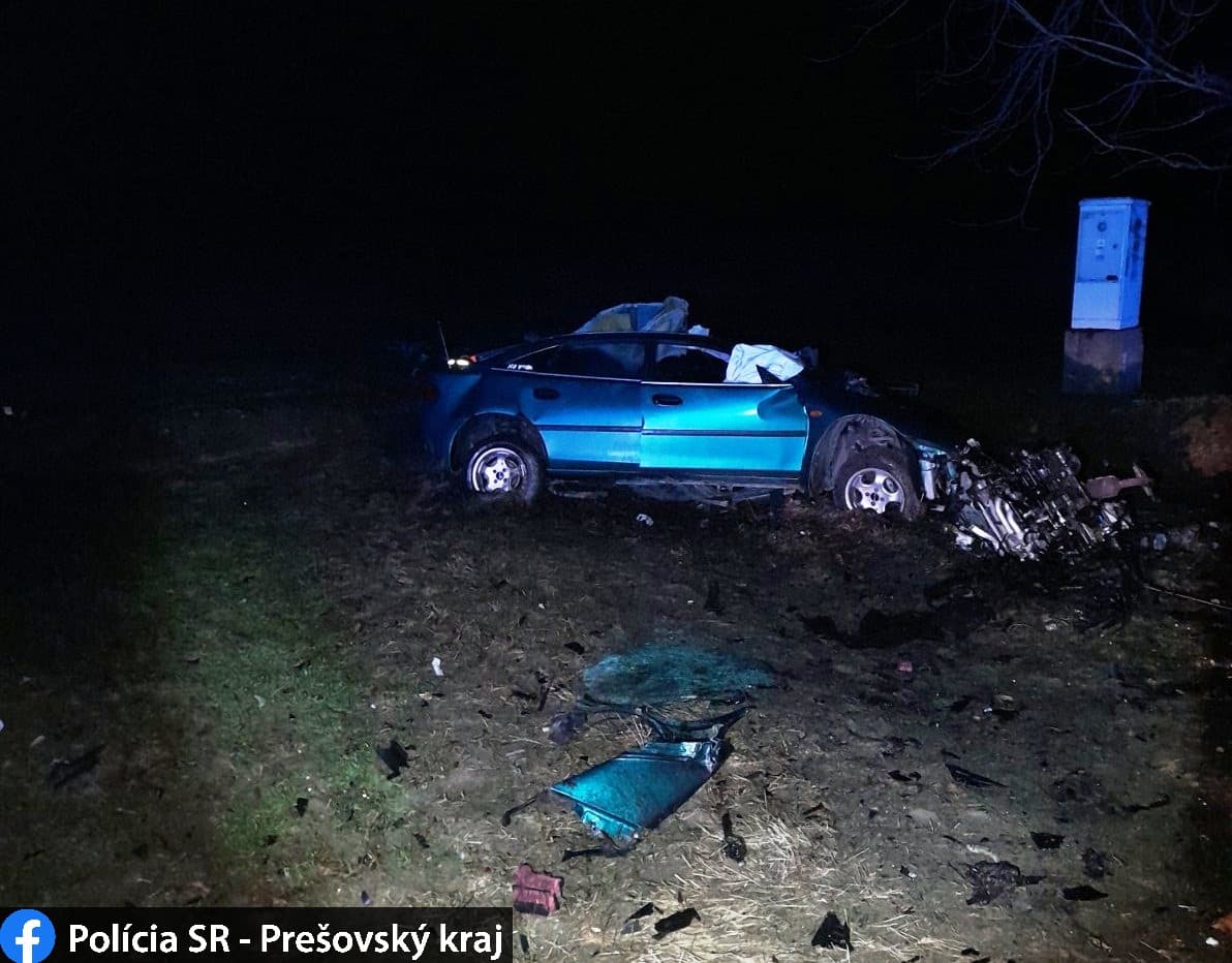 TRAGIKUS BALESET: Fának ütközött és kirepült az autóból a 19 éves sofőr