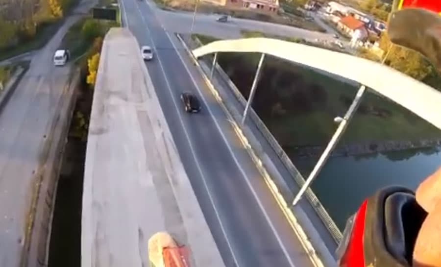 Videóra vette egy motoros, ahogy áthajt egy forgalmas híd ívszerkezetén