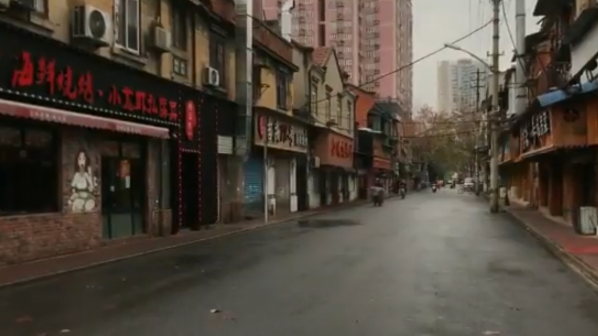 Videón a lezárt város, ahonnan elszabadult a koronavírus