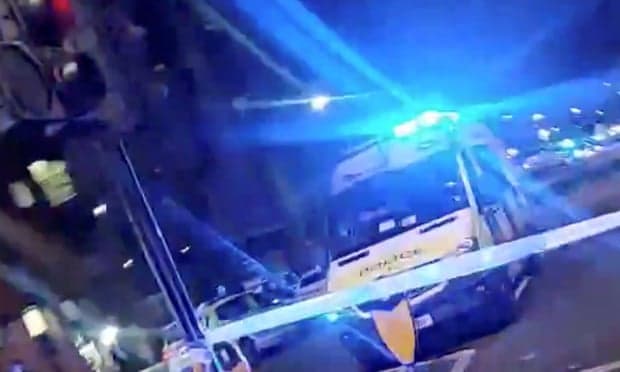 Gépkocsi hajtott egy londoni rendőrőrs bejáratának (videó)