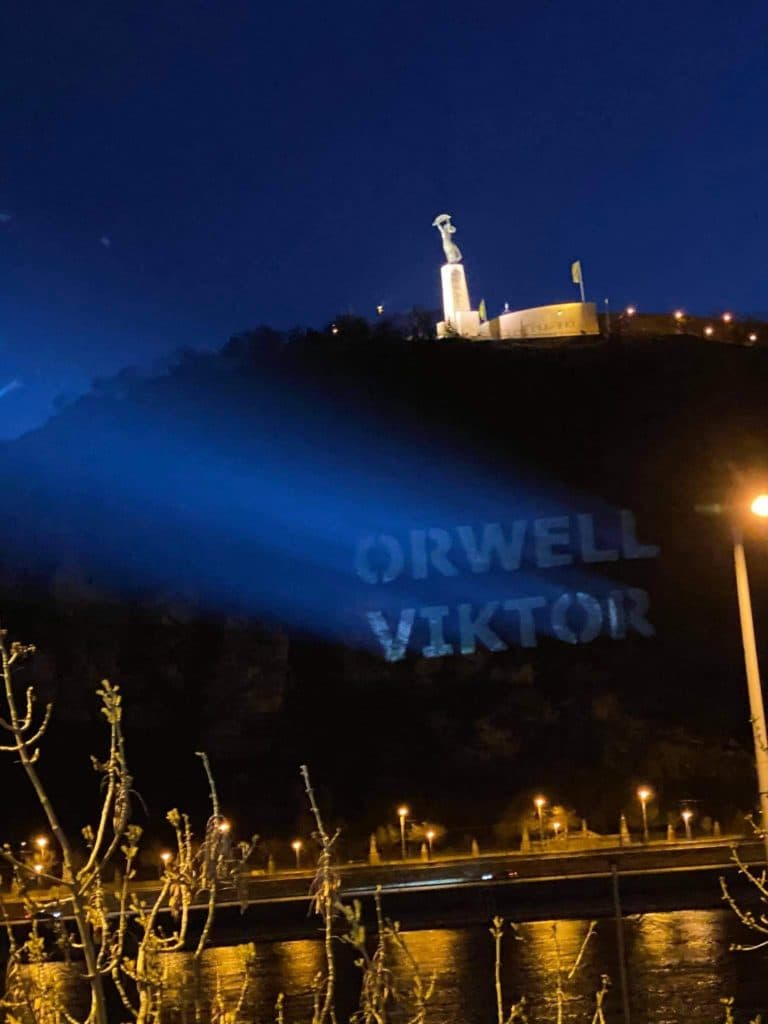 Orwell Viktor felirat jelent meg a Gellért-hegyen