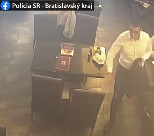 Székre akasztott kabátból loptak el pénzt – videón a bűncselekmény pillanata