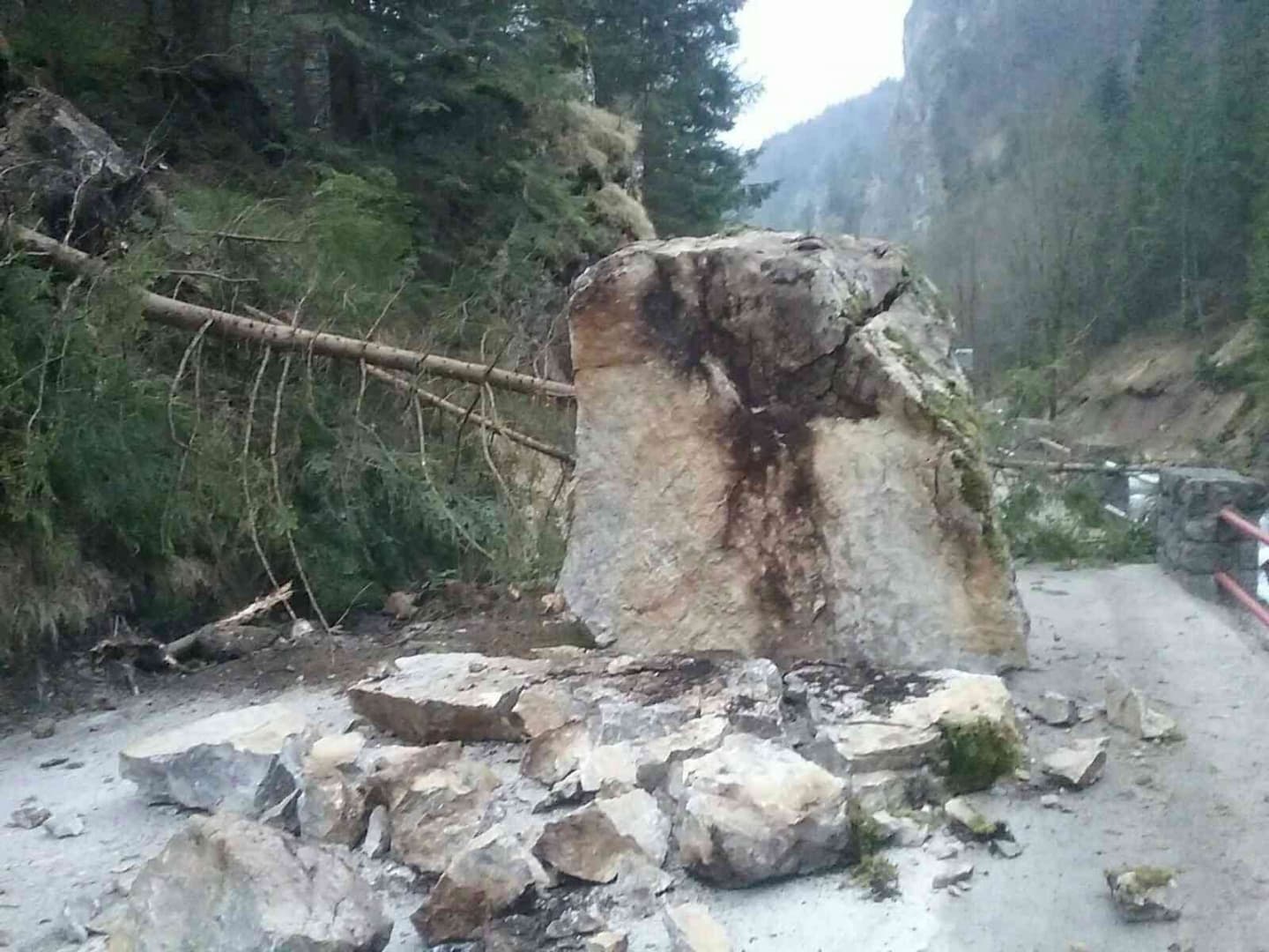 Ez a gigantikus szikla akár egy autóra is zuhanhatott volna