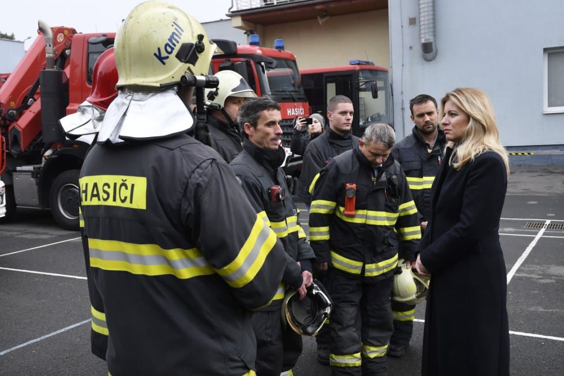 „Nem is sejtik, hogy mi mindenen mentek keresztül” – Čaputová köszönetet mondott a tűzoltóknak, akik a lángokkal küzdöttek Eperjesen