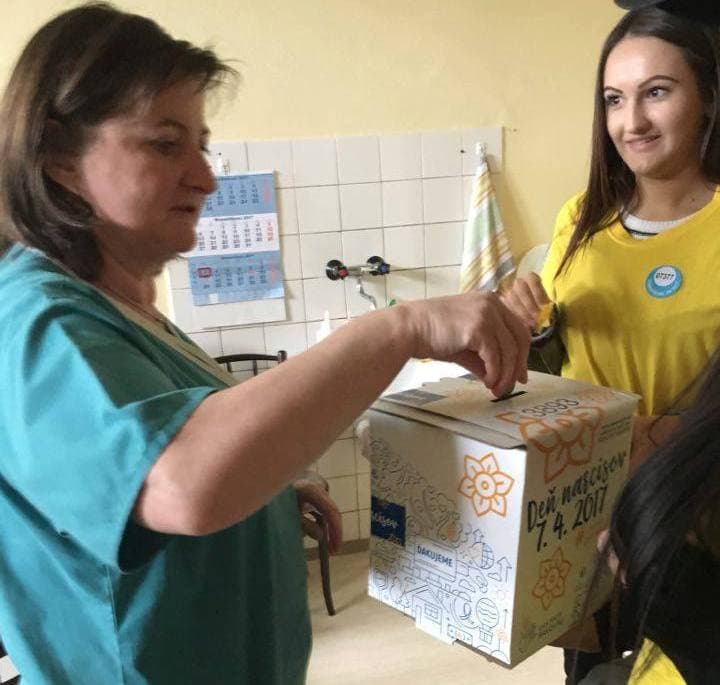 NÁRCISZOK NAPJA: Dunaszerdahelyen az „egészségügyisek" gyűjtenek