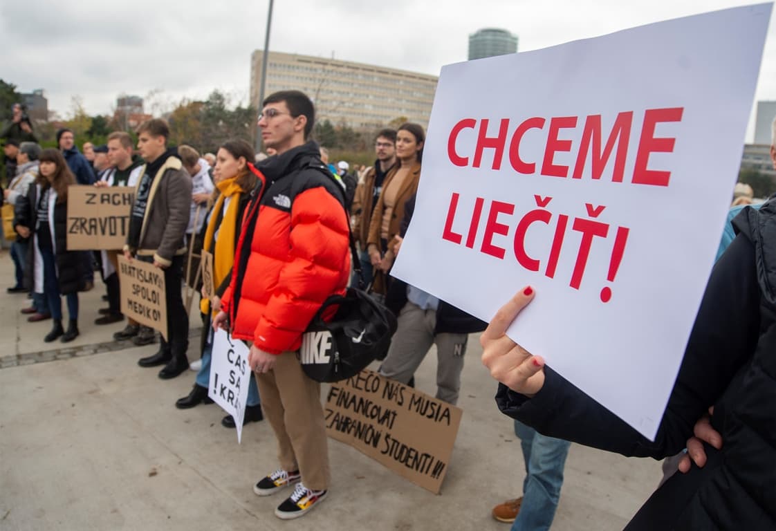 Hátborzongató dologra figyelmeztettek a tüntető orvosok Pozsonyban (FOTÓK)