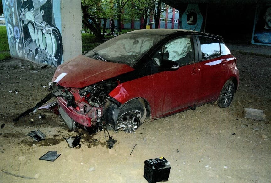 Autós üldözés: baleset vetett véget a részeg fiatalember ámokfutásának