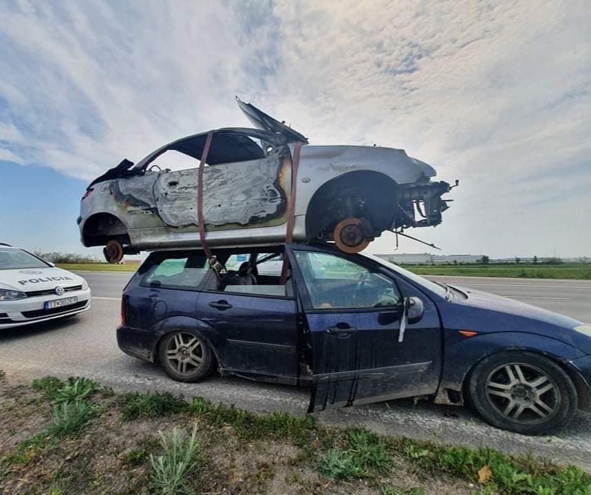 A rendőrök alig akartak hinni a szemüknek – autó utazott egy másik kocsi tetején! (FOTÓK, VIDEÓ)
