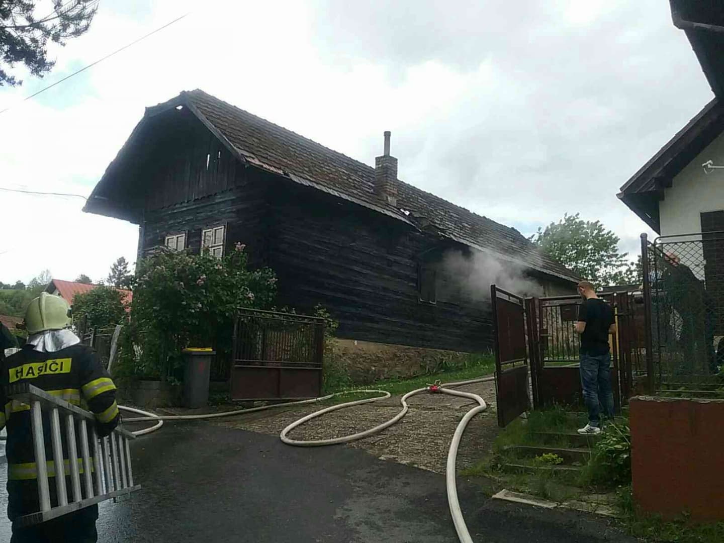 Tűz ütött ki a házban, megmentették a tűzoltók egy sérült életét