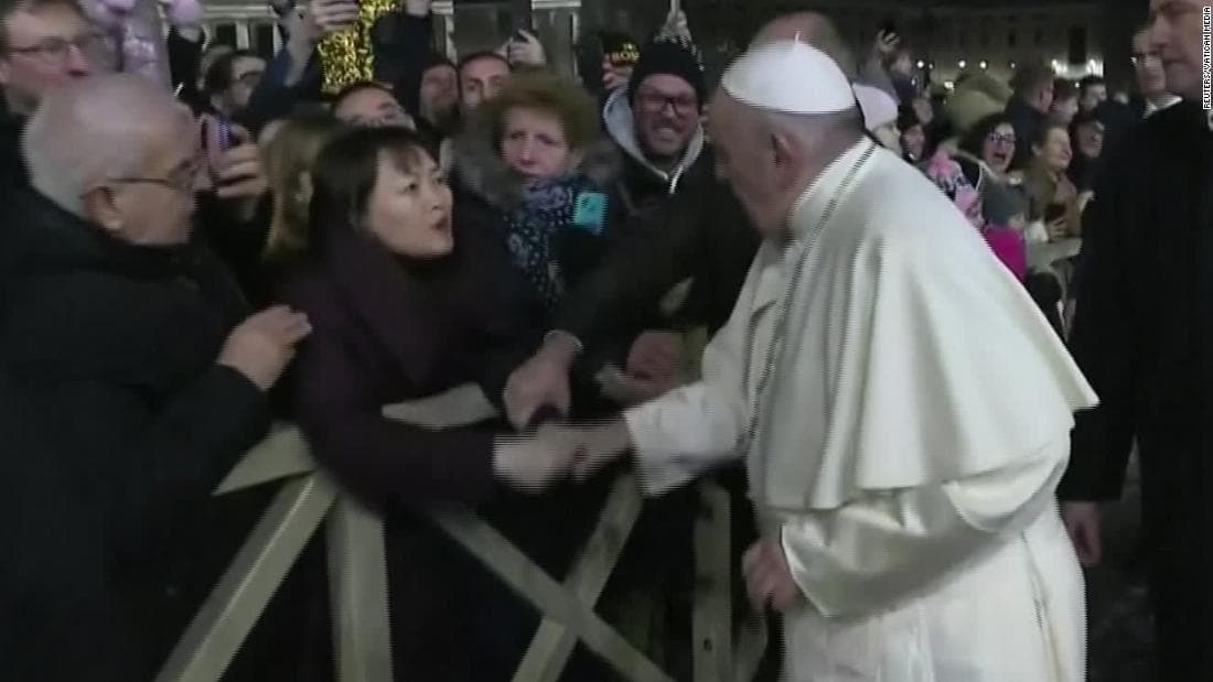 Egy Miatyánk nem lesz elég arra, amit ez a nő művelt Ferenc pápával! (Videó)