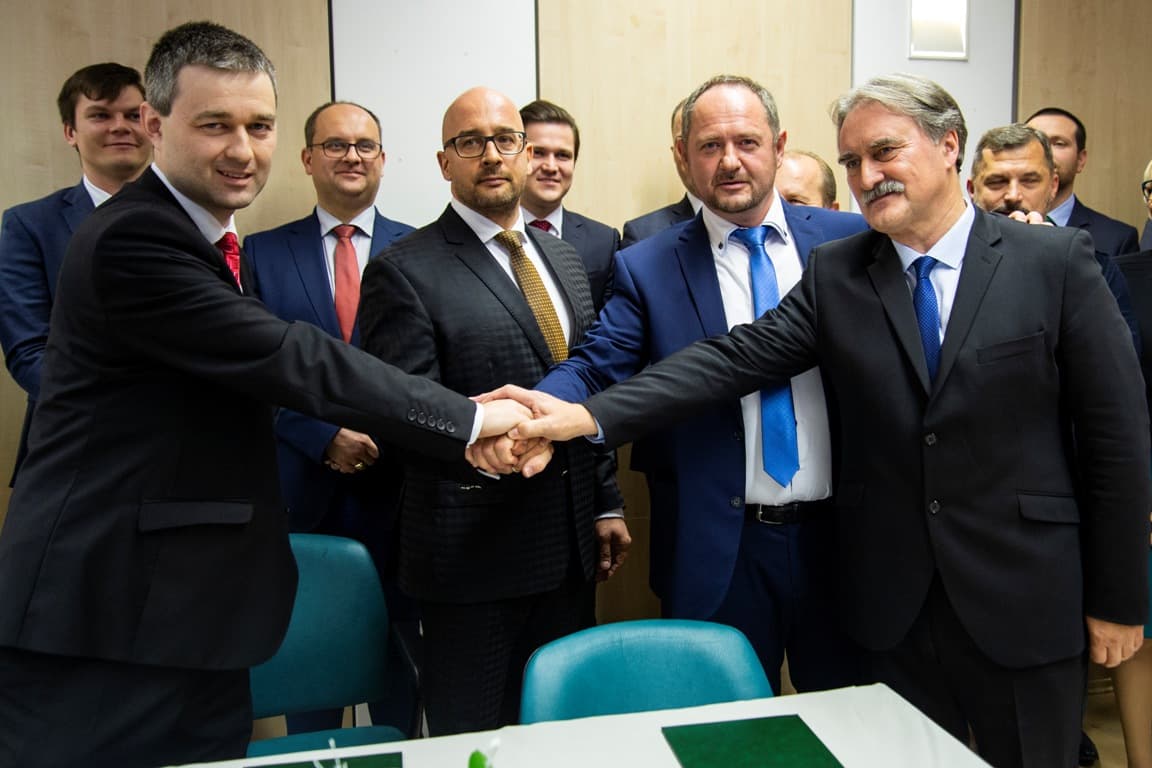 Aláírta a közös indulásról szóló megállapodást az MKP, az Összefogás és a Magyar Fórum