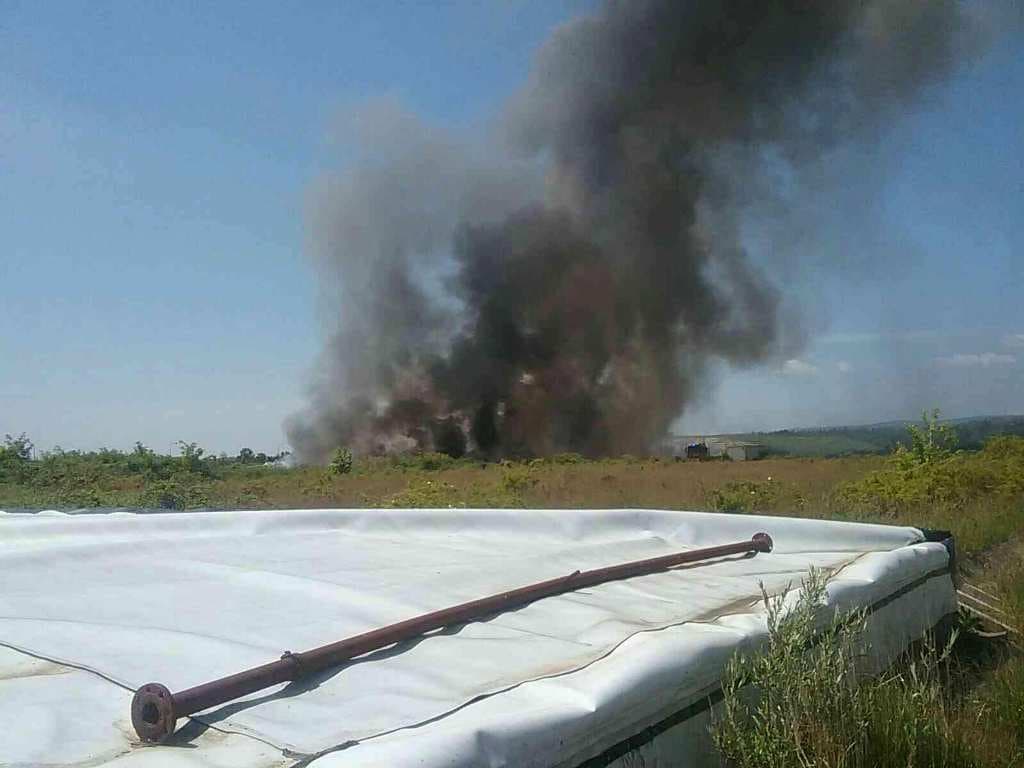 Veszélyes vegyi hulladék égett egy raktárban, 30 tűzoltó küzdött a lángokkal (FOTÓK)