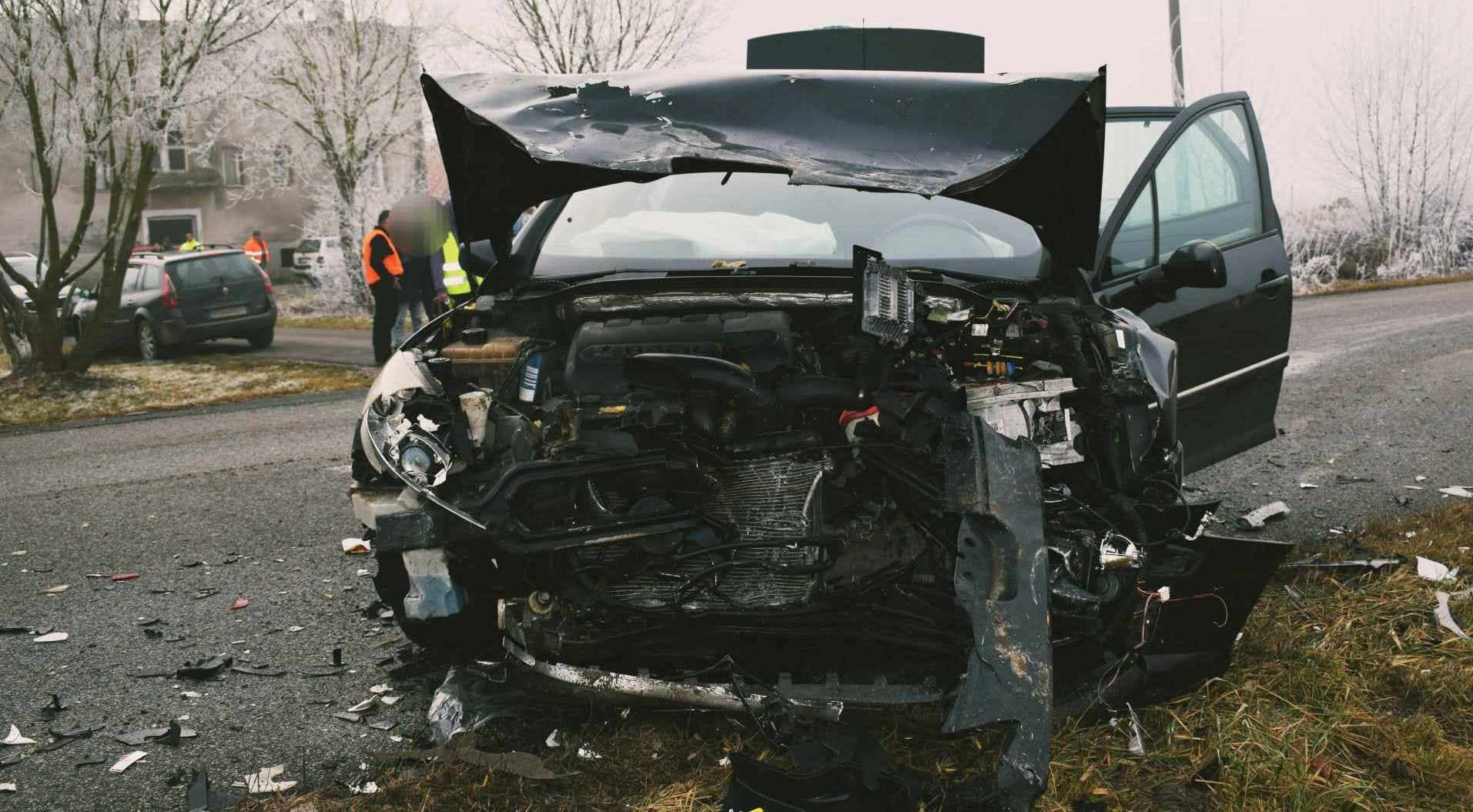 Kihajtott a Peugeot elé az Octavia, súlyosan megsérült egy 12 éves lány