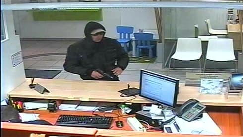 A rendőrség közzétette a pozsonyi bankrablóról készült képeket