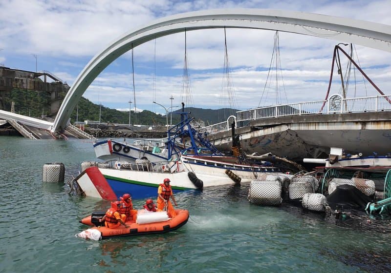 Összeomlott egy híd Tajvanon, többen megsérültek, az eltűnteket keresik (FOTÓK)