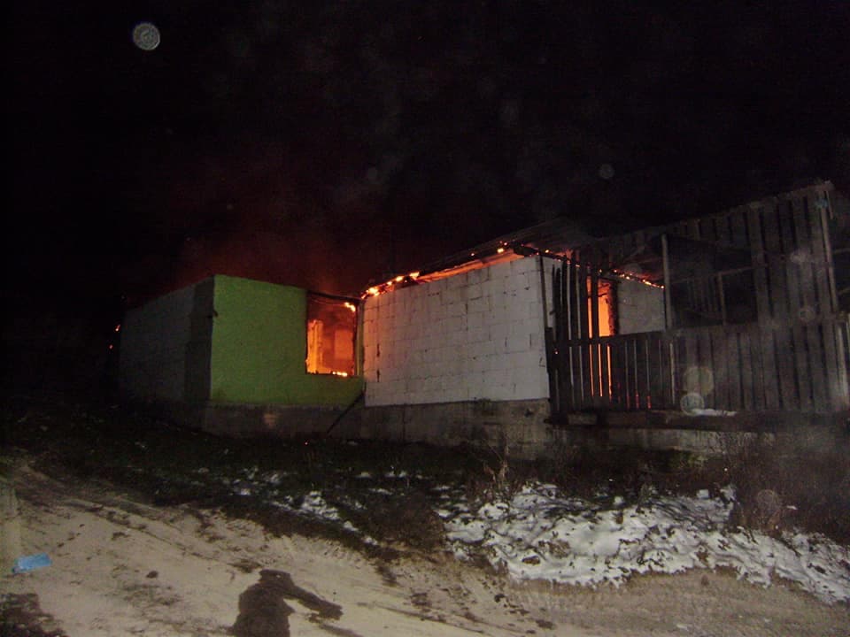 Borzalmas tragédia: öt személy égett benn a családi házban, köztük négy gyerek