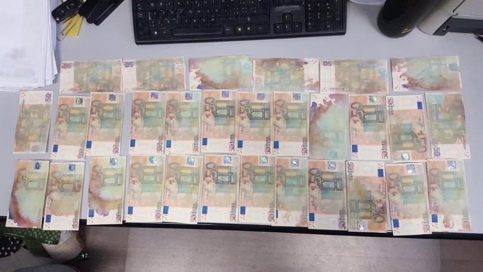 Kicsit homályos, kicsit foltos – hamis 50 eurósokkal állított be a bankba egy 18 éves diák! (FOTÓK)
