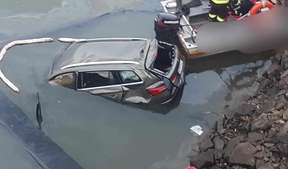 A víztározóba zuhant egy autó a hídról, a sofőr életét vesztette (FOTÓK)