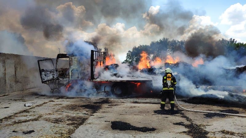 Teljesen kiégett a teherautó és a szalma is lángra kapott, a kár tetemes! (FOTÓK)