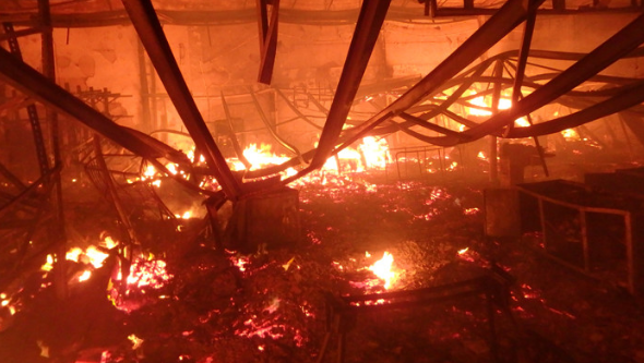 Hatalmas tűz – villám csaphatott a raktárépületekbe